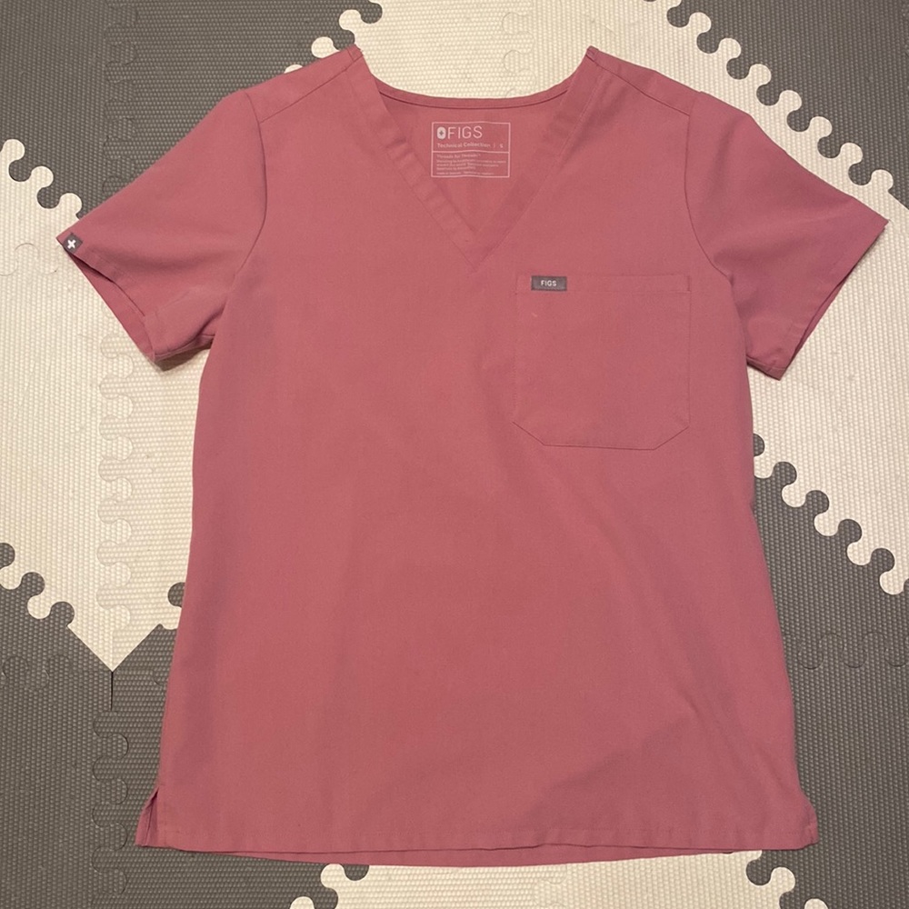 Chalk Pink single pocket scrub top size small